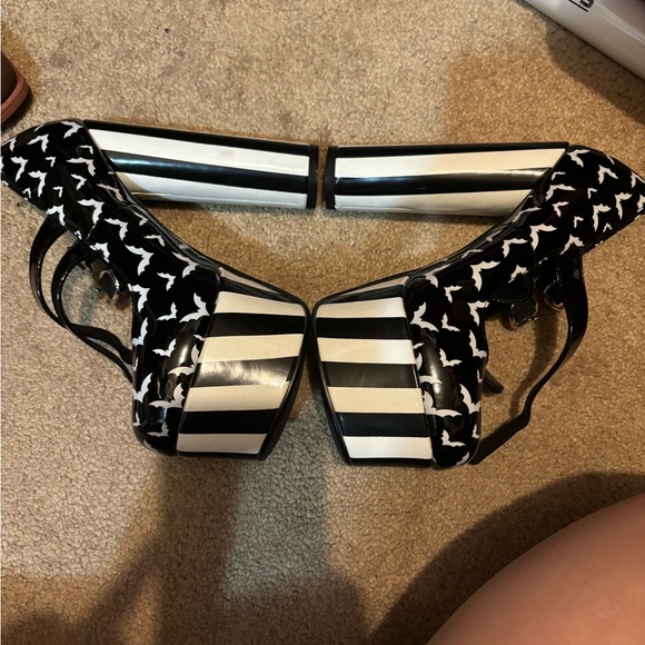 Bat platform heels - Picture 3 of 3